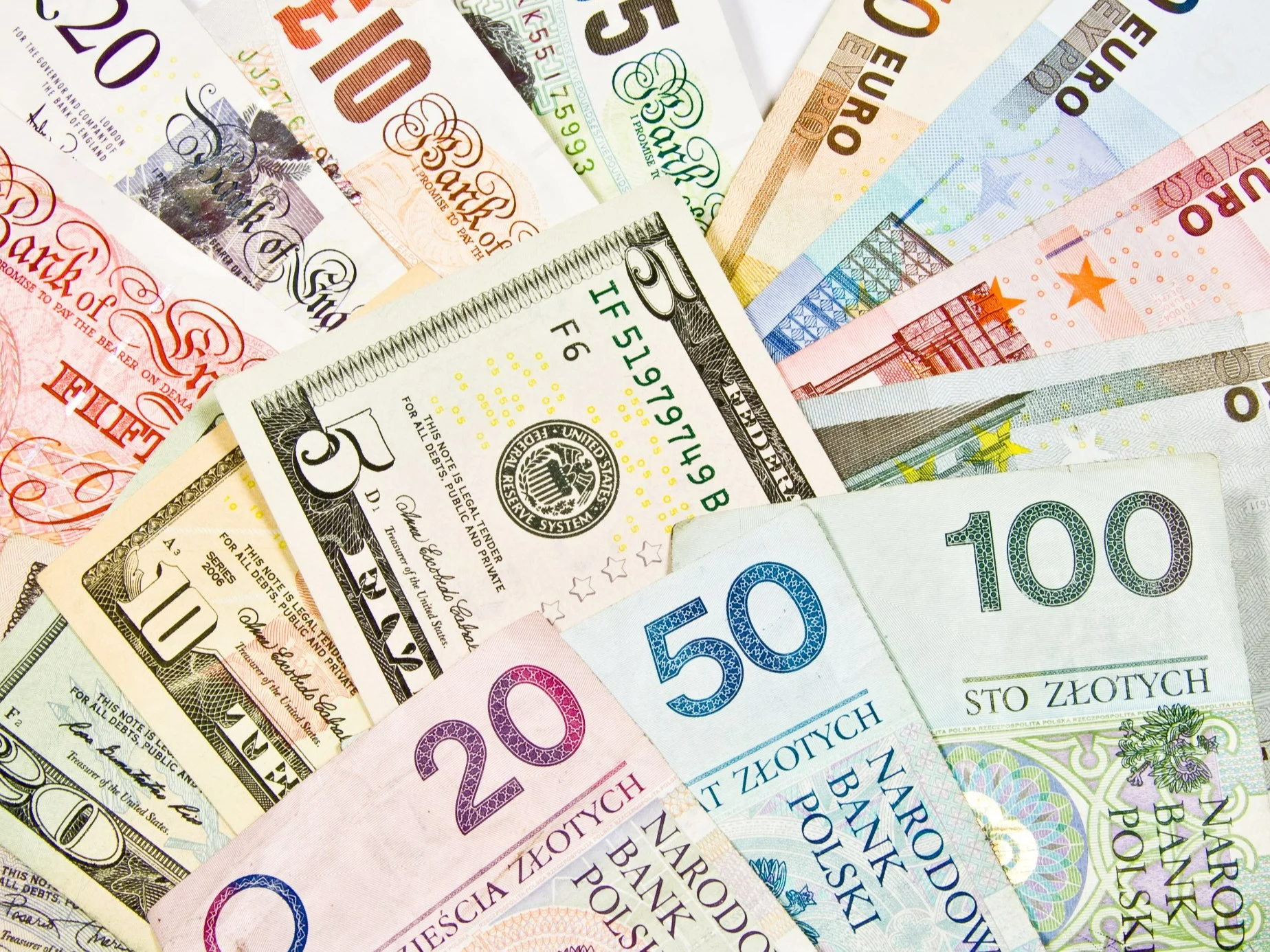 Po ile dziś dolar, euro, frank i funt?
